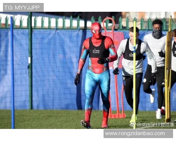 致敬足球明星蜘蛛侠展现运动与英雄的完美结合